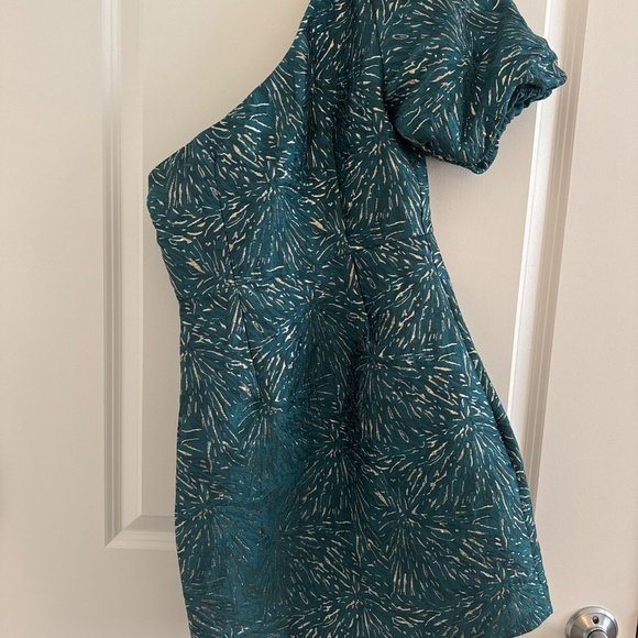 Green asymmetrical dress with gold details and puff sleeve - Picture 5 of 6